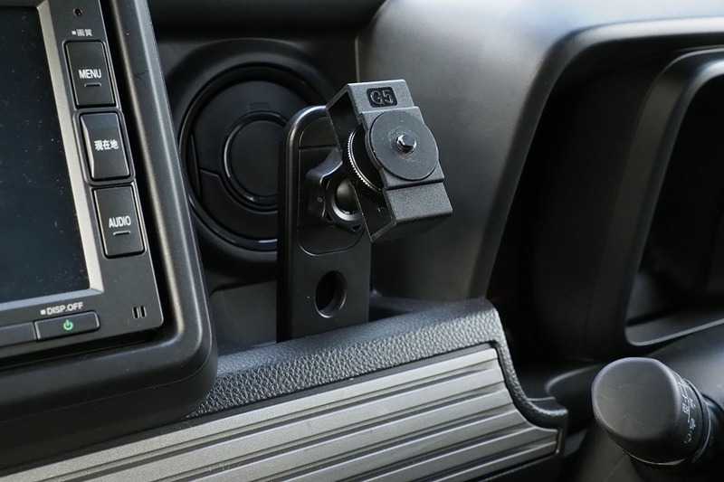 ビートソニックのスタンドパーツ（Ｌ型フック）に、デジカメなど三脚ネジ穴があるものをセットできるようにする「QG5 カメラネジ用」。前述のN-VAN用台座にセットしてみました。