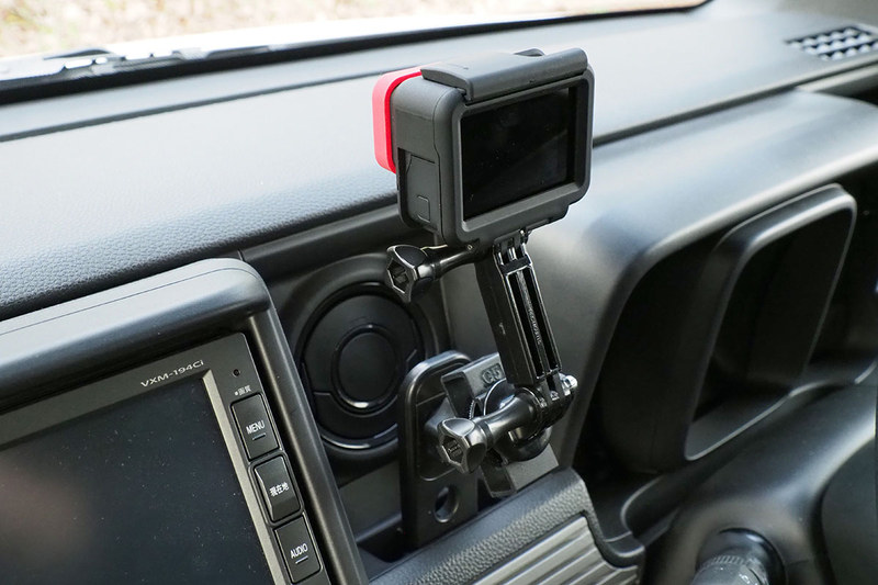 そこに、アクションカメラGoProを三脚にセットするためのアタッチメントを装着。N-VANにGoProを車載できました。