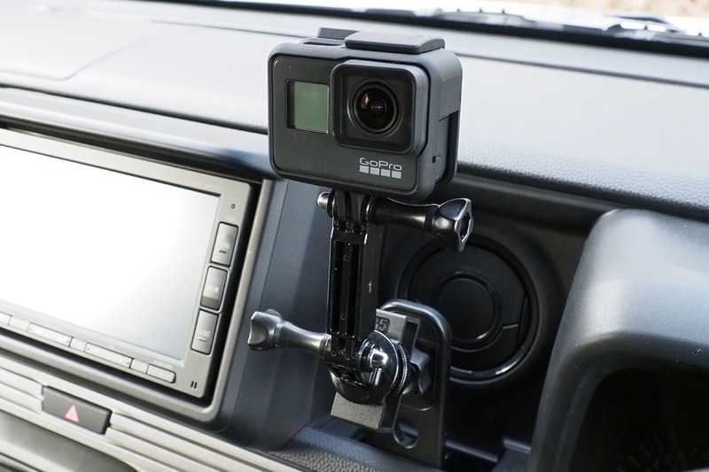 こちら向きにした様子。Ｌ型フックはけっこう自由に可動しますので、GoProをドライバーに向けることもできます。