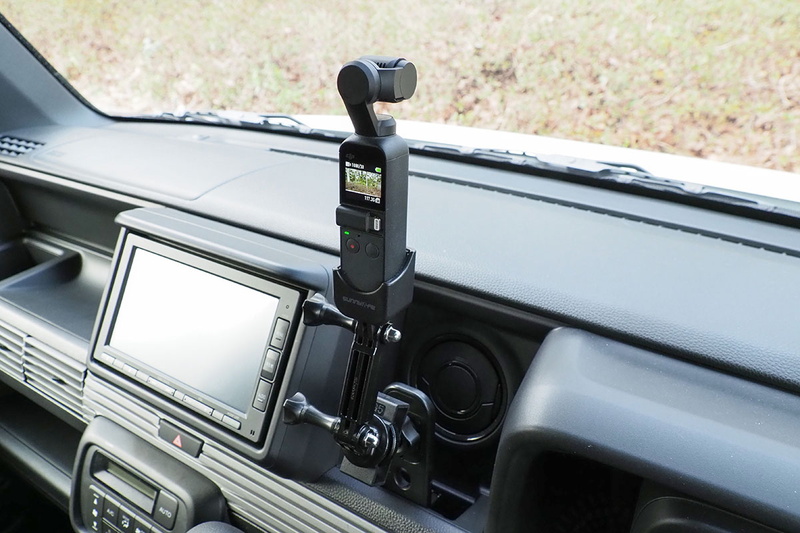 DJIの「Osmo Pocket（オスモ ポケット）」（<a href="https://k-tai.watch.impress.co.jp/docs/column/stapa/1171335.html" class="strong bn" target="_blank">レビュー記事</a>）をセットした様子。Osmo Pocket をGoPro用のアームに装着するためのアタッチメントを使っています。