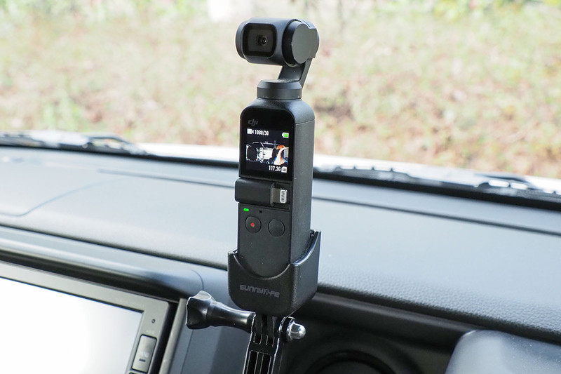 DJIの「Osmo Pocket（オスモ ポケット）」（<a href="https://k-tai.watch.impress.co.jp/docs/column/stapa/1171335.html" class="strong bn" target="_blank">レビュー記事</a>）をセットした様子。Osmo Pocket をGoPro用のアームに装着するためのアタッチメントを使っています。