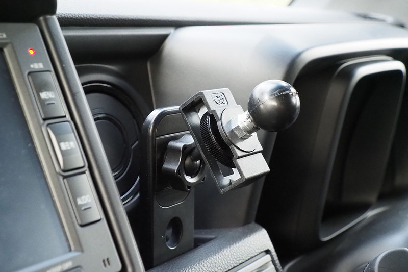 こちらは、RAMマウントのアームなどを三脚にセットするためのボール型アタッチメントです。RAMマウントの汎用スマートフォンホルダーを装着してみましたが……ビートソニックの台座パーツとRAMマウントシステムは強度・質量の面でバランスがよくないですね。RAMマウント側が重すぎる感じで、台座のＬ字フックの強度が心配です。
