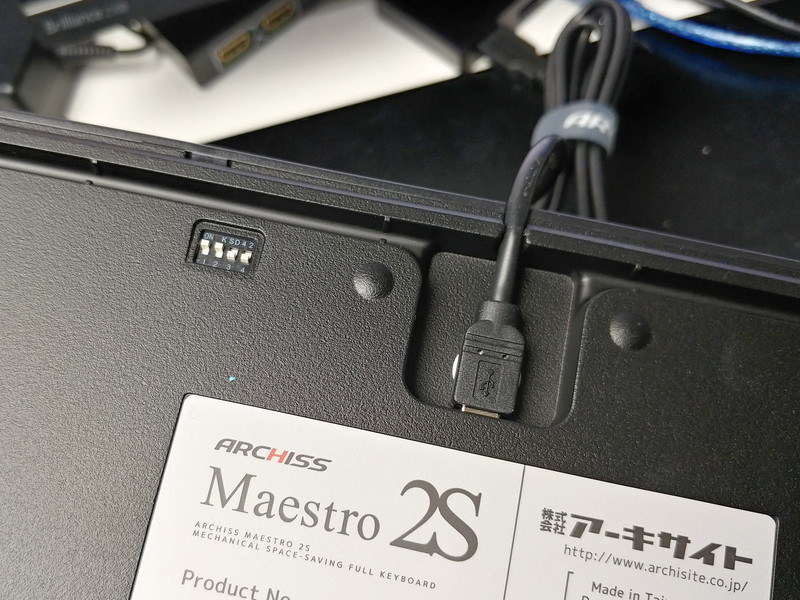 底面にあるディップスイッチでキーの役割の入れ替えが可能