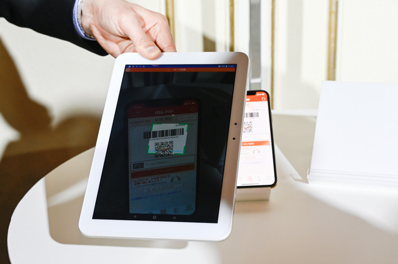 決済用アプリ「au PAY for BIZ」でユーザーのコードを読み取る様子