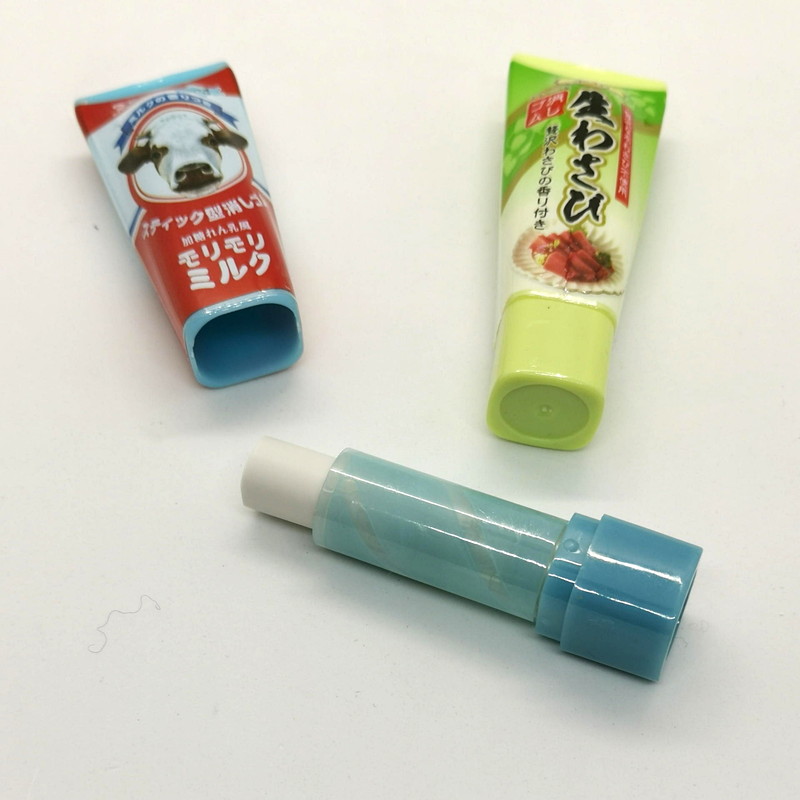 中身は従来のスティック糊と同じ形状。実はキャップ交換だけのゆるい瞬間芸だ！