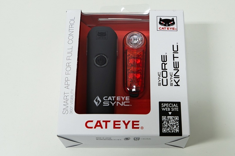 フロントライト「SYNC CORE」とリアライト「SYNC KINETIC」のセットがパッケージされている