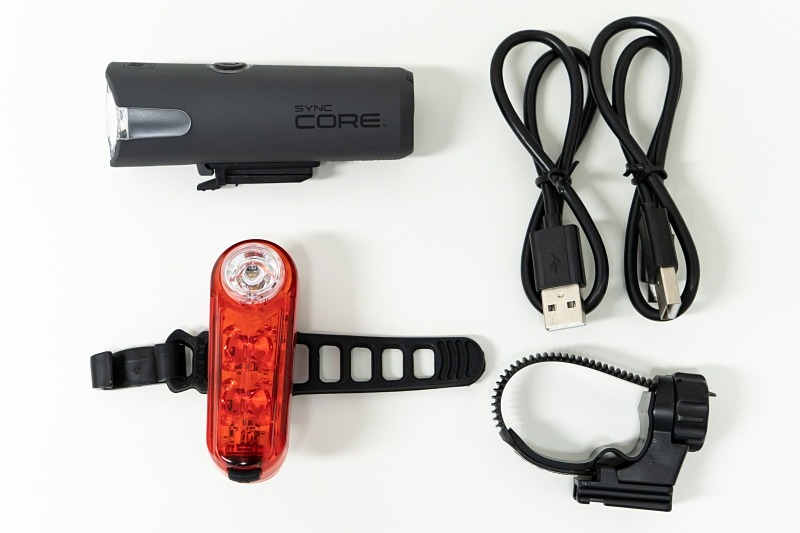 USBケーブル2本、フロントライト・リアライト用のブラケットが付属している