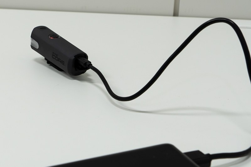 2製品ともにバッテリー駆動で、microUSB端子で充電する。なお、充電中に点灯はできなかった