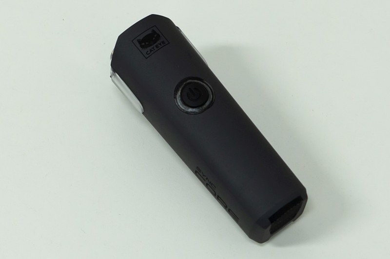 COREの天面には、電源ボタンと円状のインジケータを搭載している。インジケータの発色によってバッテリー残量がざっくりわかるしくみ