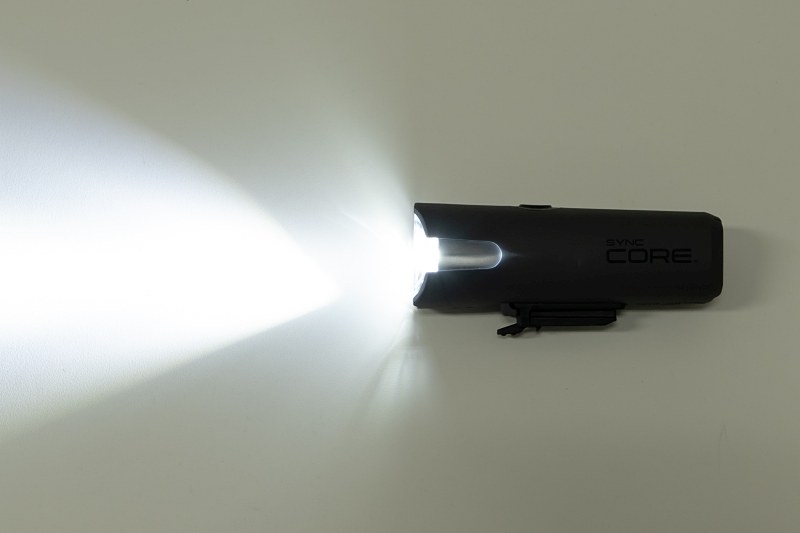 COREのボディ側面からも光が見えるような構造で、被視認性を高めている