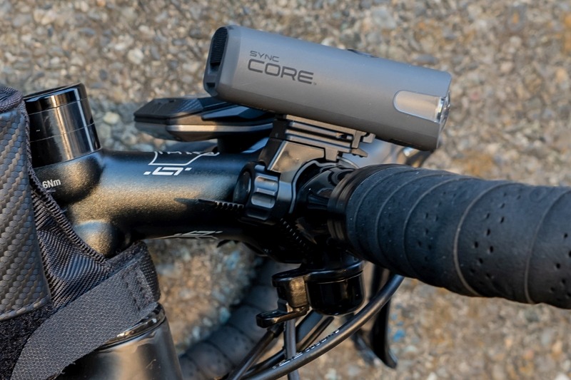 COREは、付属のフレックスタイトブラケットで装着する。同社のベル（別売）も同時に着けられる