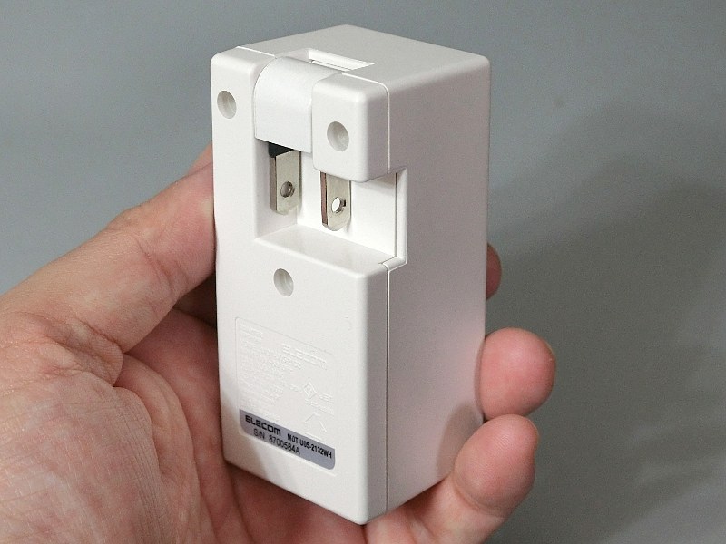 持ち運びの際は電源プラグを収納できる