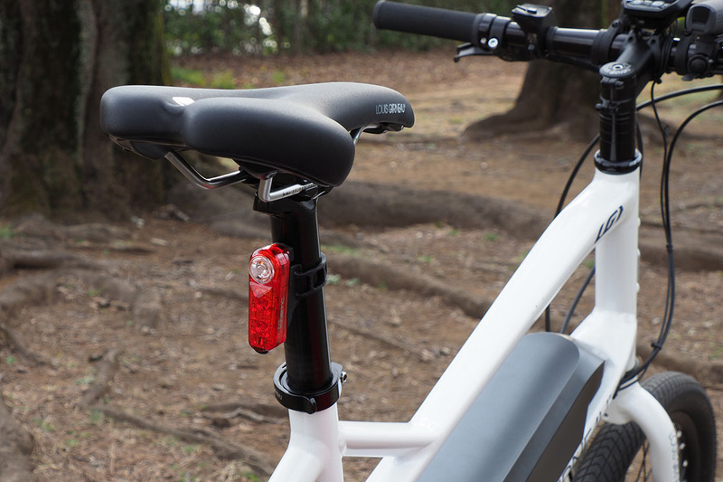 SYNCシリーズライトは無線連動。どれか1つのライトをオンオフすれば、それに追従してほかのライトもオンオフできます。激坂登坂中に突然トンネルが現れたりしても、自転車に乗ったまま余裕で全ライトをオン！　なんてことも可能。