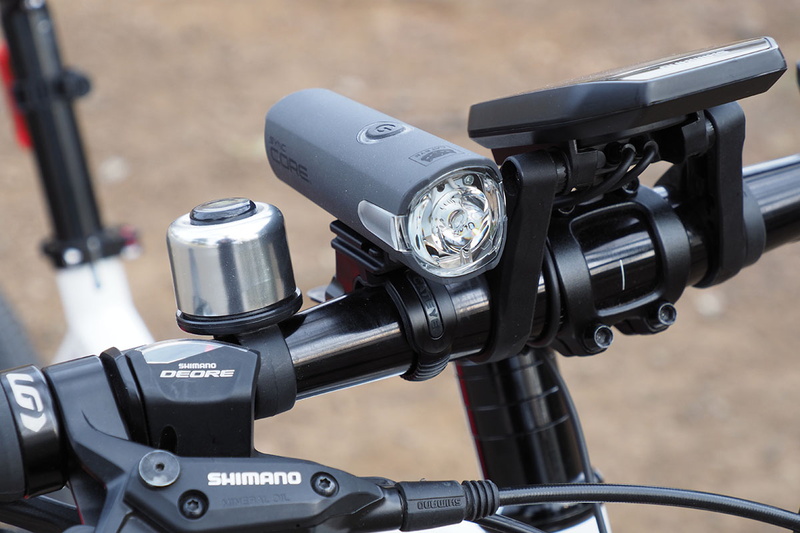 ヘッドライトの「SYNC CORE」（<a href="https://www.cateye.com/jp/products/headlights/HL-NW100RC/" class="strong bn" target="_blank">公式ページ</a>）が点灯する様子。左は消灯で、右は点灯。曇天下での点灯イメージです。どのモードで光らせても、直視するのが危険もしくは目に強い残像が残る程度、明るいライトです。