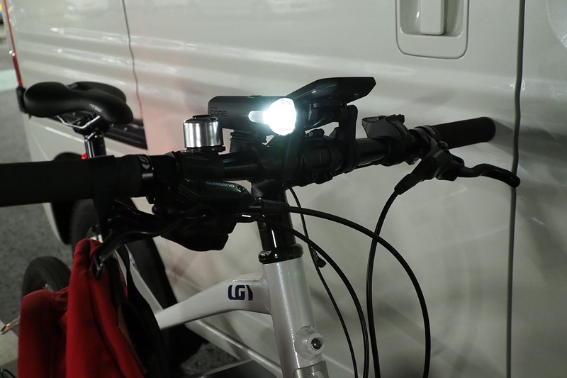 同じく SYNC CORE の点灯イメージ。左は薄暗い駐車場で、右はどうにか歩ける程度のかなり暗い場所（常夜灯が点灯中）です。