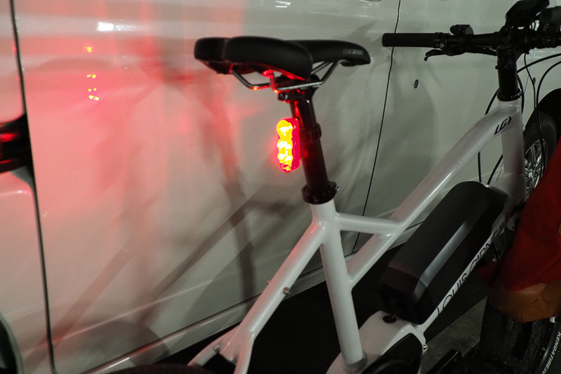 薄暗い駐車場とかなり暗い場所。夜間は非常に目立つテールライトとなります。