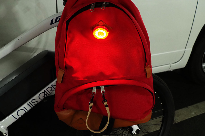 薄暗い駐車場とかなり暗い場所。暗い場所でSYNC KINETICとSYNC WEARABLEが同時に点灯していると、後方の車両などに存在感を強くアピールできます。さらに減速時のキネティックモード発光で2つの赤色ライトが赤く明るく光ると、すご～く目立ちます。