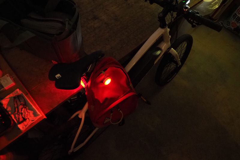 薄暗い駐車場とかなり暗い場所。暗い場所でSYNC KINETICとSYNC WEARABLEが同時に点灯していると、後方の車両などに存在感を強くアピールできます。さらに減速時のキネティックモード発光で2つの赤色ライトが赤く明るく光ると、すご～く目立ちます。