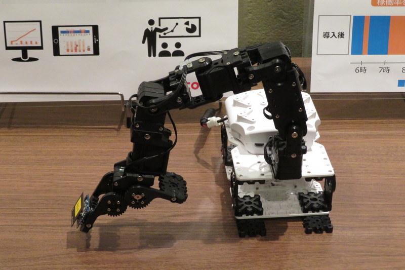 アームの先端に加速度センサーが取り付けられている