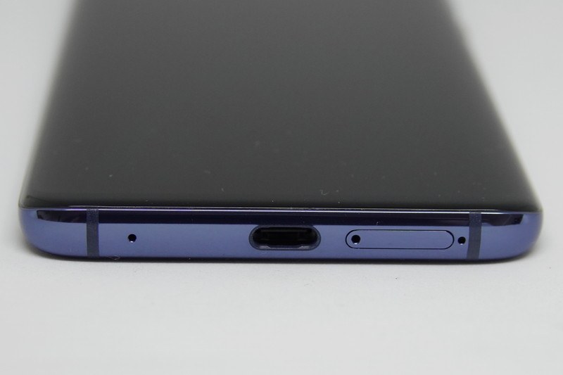 SIMカードスロットは下部に。イマドキのスマートフォンらしく、コネクタはUSB Type-C。持ち歩くケーブルを減らしたいという思惑もあり、micro USBを搭載したスマートフォンの購入を控えつつある。