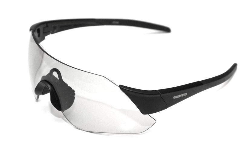 多用している調光サングラス、シマノ「CE-ARLT1-PH」。やや古いモデルなので現在は販売されていませんが、太陽光（紫外線）の強さに応じて自動的に色が濃くなったり薄くなったりしてくれて便利です。可視光線の透過率は13％～62％で、紫外線透過率は0.1％以下です。