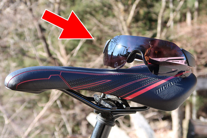 こちらが、上のサングラスを3月頭の晴天下で使った様子。かなりの濃度になりました。薄い色から濃い色まで、なだらかに連続的に変化していきます。