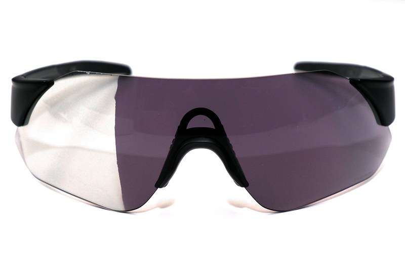 調光サングラスのレンズの一部を黒いテープで覆い、紫外線LEDライトの光を照射しました。テストの結果、15秒くらいでレンズが最も濃い状態になった感じ。そこからライトの照射をやめて放置したら、2分くらいで色がほぼ最も明るい状態に戻りましたが、完全に最も薄い状態に戻るまでさらに10分くらいかかりました。これは手持ちの紫外線LEDライトを使った結果なので、太陽光の場合も同様とは限りません。紫外線の量に応じて色の変化のスピードも変わります。