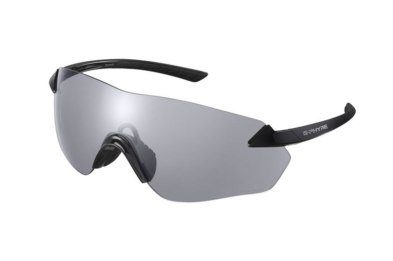 左から、本格モデル「S-PHYRE R」シリーズ（<a href="https://bike.shimano.com/ja-JP/product/apparel-accessories/s-phyre/CE-SPHR1.html" class="strong bn" target="_blank">公式ページ</a>）、セパレートレンズタイプ「EQUINOX」シリーズ（<a href="https://bike.shimano.com/ja-JP/product/apparel-accessories/shimano-series-lsg-2019/CE-EQNX3.html" class="strong bn" target="_blank">公式ページ</a>）、小顔対応サイズ「AEROLITE S」シリーズ（<a href="https://bike.shimano.com/ja-JP/product/apparel-accessories/shimano-series-lsg-2019/CE-ARLS1.html" class="strong bn" target="_blank">公式ページ</a>）です。