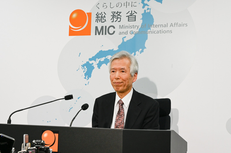 答申内容について発表する電波監理審議会会長の吉田進氏（京都大学名誉教授）