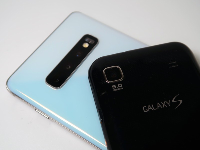 「Galaxy S SC-02B」のカメラにはLEDライトもない。最近のスマホではシーンの自動判別が当たり前になっているが、オートのほか、デジカメのようにシーンモードを切り替えて撮影できる