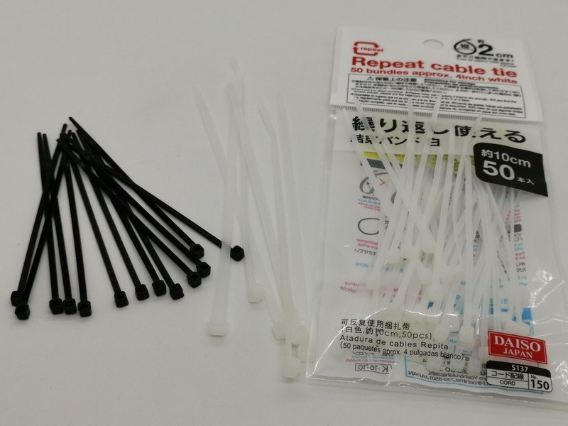 一般的な結束バンド（左）と再利用可能な結束バンド（右）