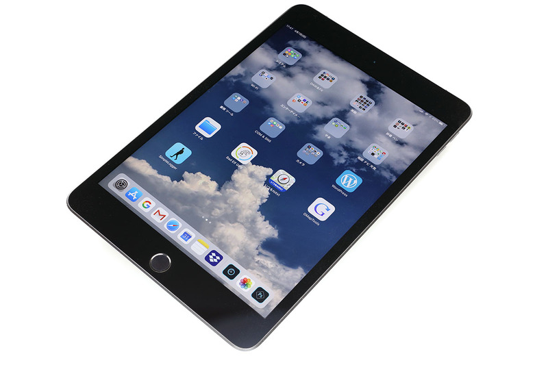第5世代となるiPad mini（以下iPad mini 5）。8インチクラスのタブレットですね。Wi-FiモデルとWi-Fi＋Cellularモデルがあり、ストレージは64GBと256GBから選べます。カラーは、シルバー、スペースグレイ、ゴールドが用意されています。従来機種iPad mini 4と比べると、プロセッサ処理能力の大幅アップとApple Pencil対応あたりが主な刷新要素で、外観的な変化はほとんどありません。ただし、iPad mini 4とはカメラやボタンの位置が若干異なるため、iPad mini 4用のケース類は使用不能。また、使えるApple Pencilは軸が丸くてツルツルの第1世代の製品です。iPad mini 5のアップルストア税別価格レンジは4万5800円～7万7800円。