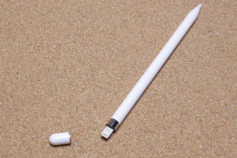 古いほうのApple Pencil。キャップを抜いて端末のLightningポートに挿してペアリングや充電を行います。充電時は不格好ですし、ペンが突き出た端末の置き場に困りますし、キャップはなくしそうになります。ペンは筒状でツルツルなので、転がりやすく滑りやすく書きにくい。デジタルペンとしての性能は秀逸なんですが、それ以外は……。
