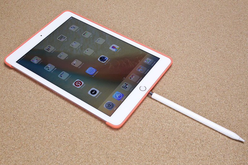 古いほうのApple Pencil。キャップを抜いて端末のLightningポートに挿してペアリングや充電を行います。充電時は不格好ですし、ペンが突き出た端末の置き場に困りますし、キャップはなくしそうになります。ペンは筒状でツルツルなので、転がりやすく滑りやすく書きにくい。デジタルペンとしての性能は秀逸なんですが、それ以外は……。