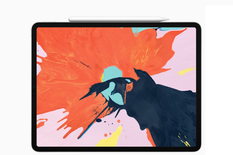 新しいほうのApple Pencil。表面はマットな質感になり滑りにくく、筒状の一部が平らな面になっているため転がりません。新しいiPad Proの長辺（ボリュームボタン側）にマグネットで吸着し、それだけでペアリングや充電が行われます。すご～く使いやすい♪