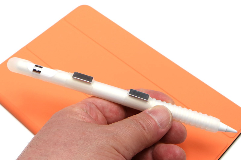 透明の熱収縮チューブを使い、Apple Pencil（第1世代）にネオジム磁石を固定。ちなみにこのApple Pencilにはシリコンカバーを被せてあります（滑りにくくするため）。この状態で、Apple Pencilが iPad Smart Cover の端（ボリュームボタン側）に吸着します。端末を軽く振っても落ちない程度、強めに吸着しています。なお、ネオジム磁石がiPadにどんな影響を与えるか不明なので、この方法を真似する場合はあくまでも自己責任でどうぞ。