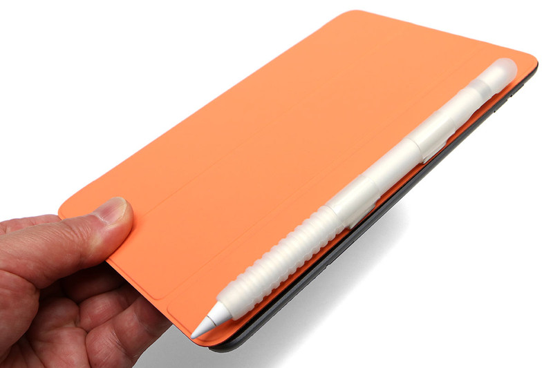 透明の熱収縮チューブを使い、Apple Pencil（第1世代）にネオジム磁石を固定。ちなみにこのApple Pencilにはシリコンカバーを被せてあります（滑りにくくするため）。この状態で、Apple Pencilが iPad Smart Cover の端（ボリュームボタン側）に吸着します。端末を軽く振っても落ちない程度、強めに吸着しています。なお、ネオジム磁石がiPadにどんな影響を与えるか不明なので、この方法を真似する場合はあくまでも自己責任でどうぞ。