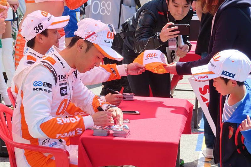 ピットウォークでファンのリクエストに応じる中嶋一貴選手（左）と関口雄飛選手（右）