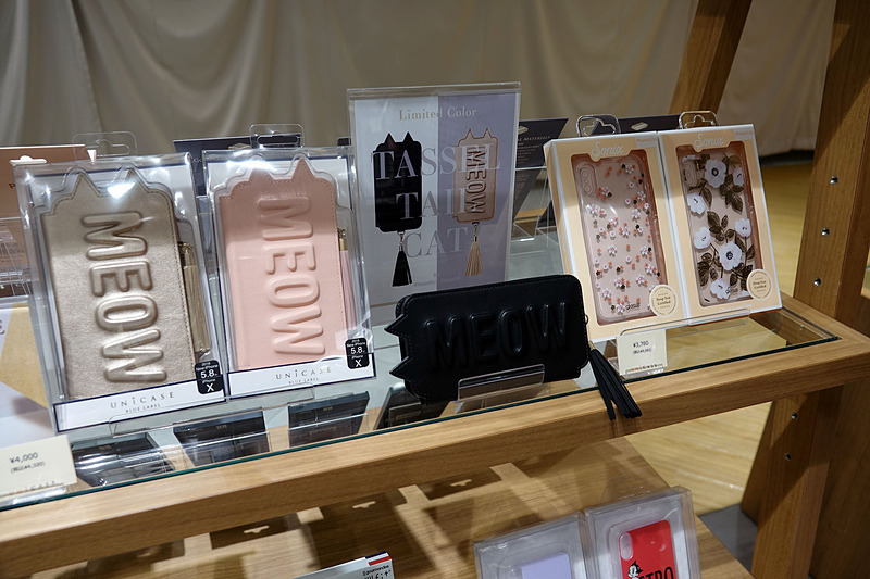 こちらは売れ筋UNiCASEオリジナル商品。フリップカバー付きの手帳型はかさばるがデザイン性は高い製品が多い