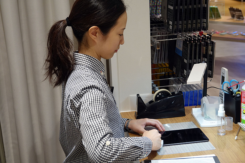 丁寧にホコリを取り除く