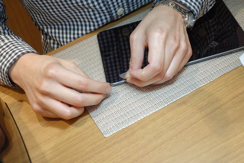 ちょっとでもホコリが残っていたら、フィルムを剥がして再度ホコリ除去