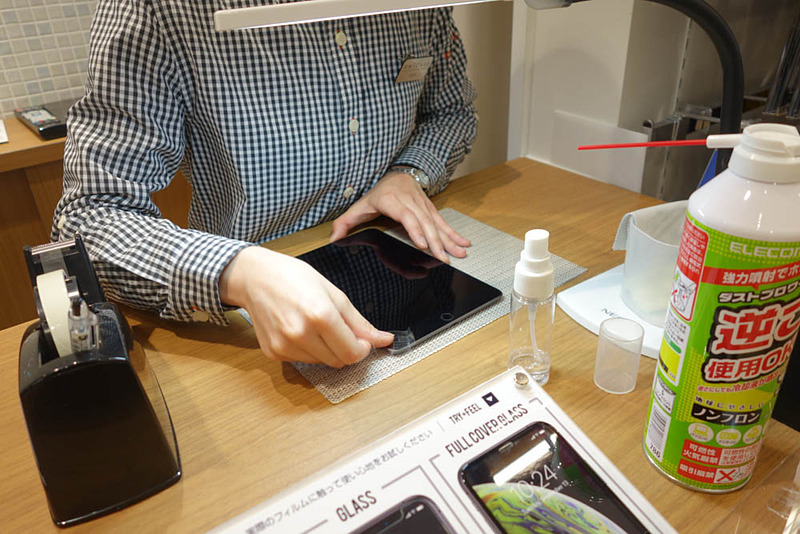 まずはセロテープでホコリの除去。このセロテープを大量に使っていくのがUNiCASEのスタイル