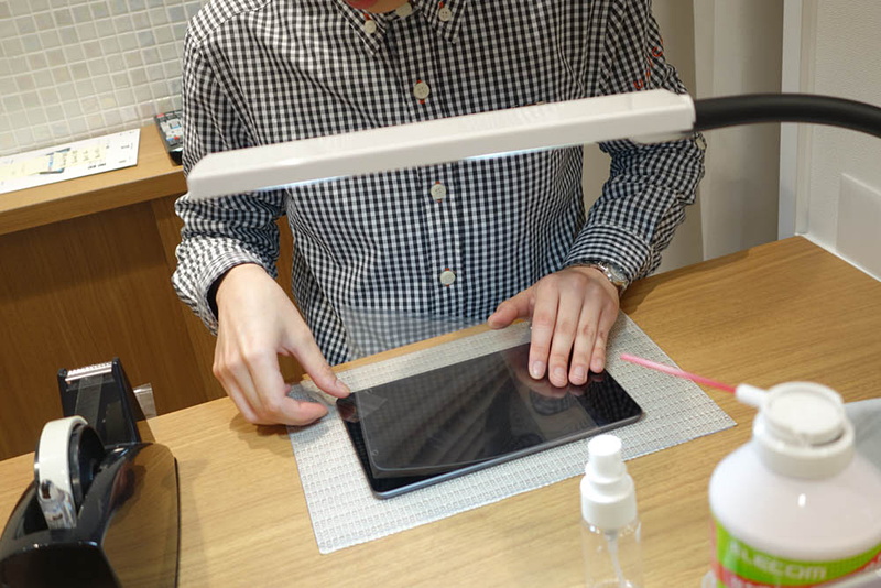 位置決め時点ではフィルムは一部しか貼らない。位置決め後、残りの部分を貼り付ける前にさらにホコリ取り