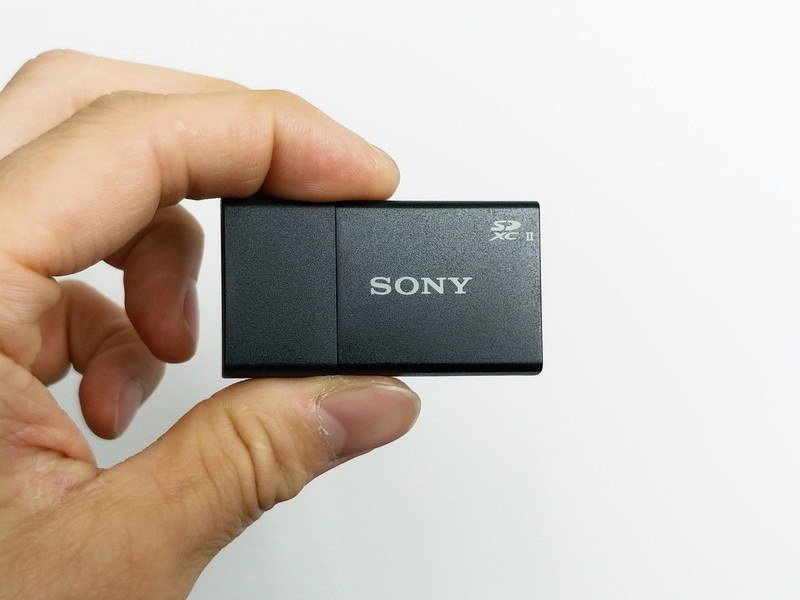 端子を保護するキャップも付いているが、ストラップを通すような穴があったりするわけではないので、なくしやすそう