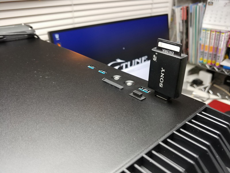 デスクトップPCのUSBポートに装着したまま、SDカードだけを抜き差しして使っている