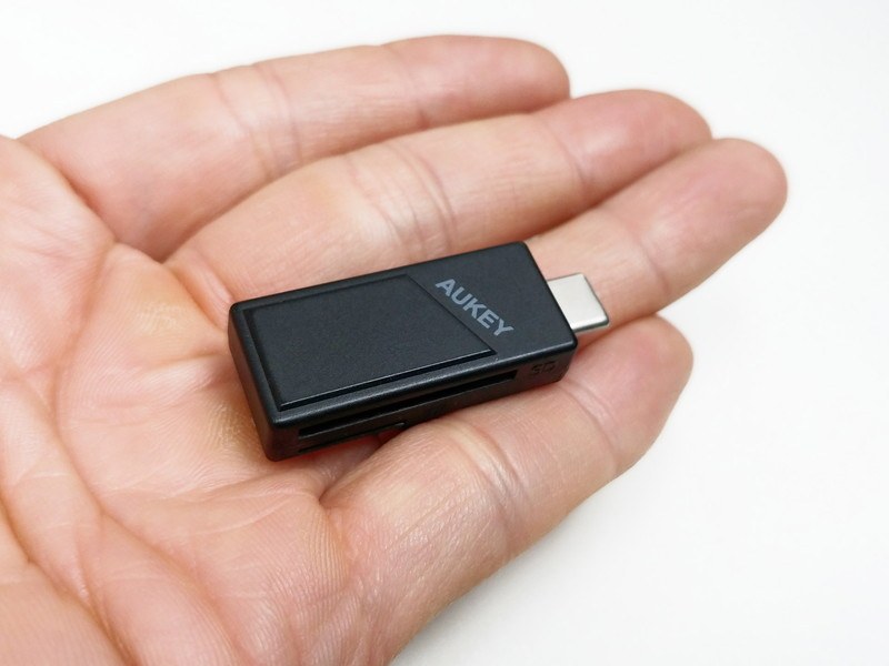 いつもMacBook Proで使っているType-CのSDカードリーダーと比較。SDカード自体はUHSスピードクラスが3、リード最大95MB/sの仕様