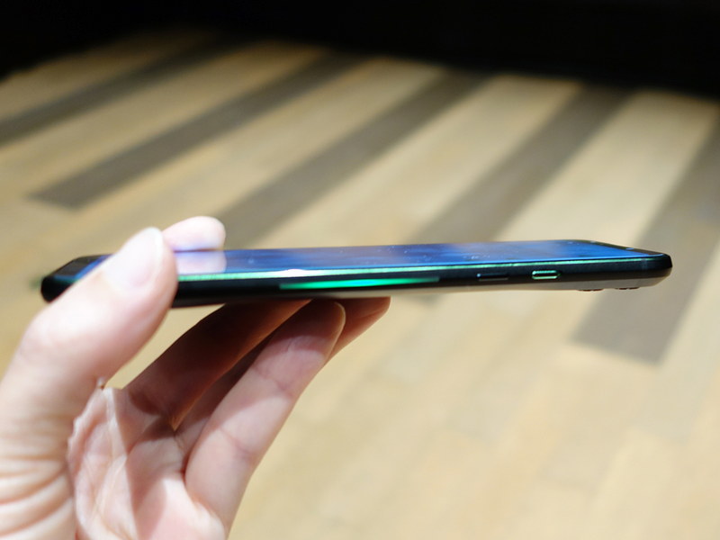 右側面。電源ボタン、イルミネーションの他、ゲーム関連メニュー立ち上げ用のスライドスイッチがある