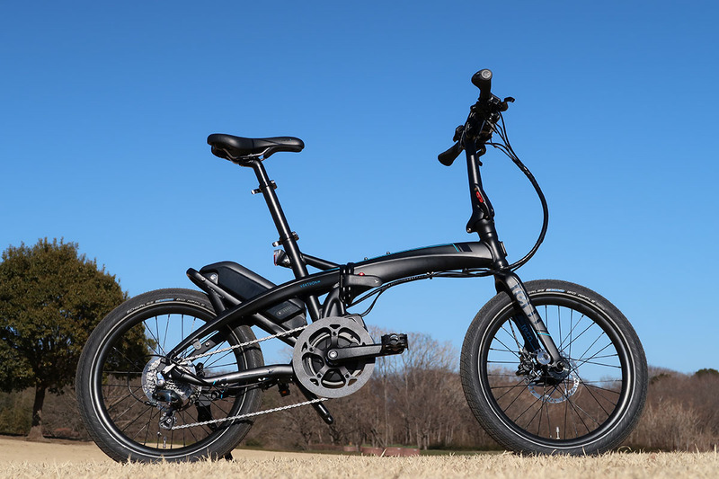 左はTern（ターン）の「Vektron（ヴェクトロン） S10」（<a href="https://kaden.watch.impress.co.jp/docs/column_review/kaden/1167213.html" class="strong bn" target="_blank">レビュー記事</a>）。右はルイガノの「ASCENT e-sports（アセントイースポーツ）」（<a href="https://kaden.watch.impress.co.jp/docs/news/1165014.html" class="strong bn" target="_blank">ニュース記事</a>）。どちらもe-bike（電動アシスト・スポーツ自転車）です。こんな写真をレビュー記事に掲載します。