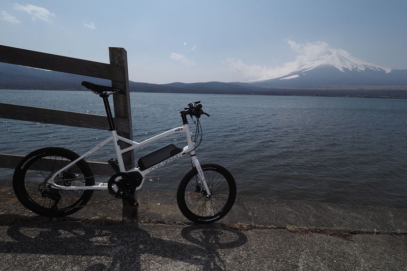 前出の写真と同じものです。左が撮ったままの写真で、右が明るさなどを調整したもの。調整後、まあまあ良くなりましたが、印象としては「もっと富士山はキリリとしていて、自転車も細部までよく見えた」って感じ。やはり、まだ微妙です。