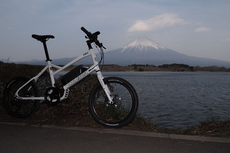 これはまた別の場所。自転車は日陰にあり、外部フラッシュを使って撮影しています。左が撮ったままの写真で、右が明るさなどを調整したもの。左はかなりビミョーですし、右はけっこう不自然です。明るさのバランスが悪いと、調整しきれません。